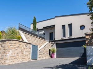 Maison contemporaine sur sous-sol partiel à Badaroux (48)